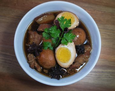 Yumurta ve domuz kahverengi sos kurbağa