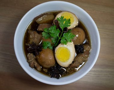 Yumurta ve domuz kahverengi sos kurbağa