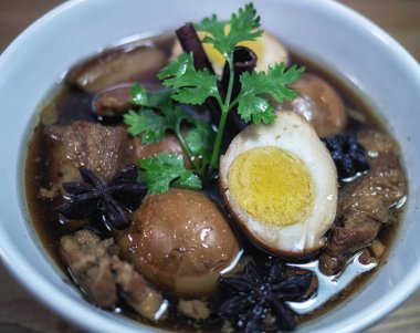 Yumurta ve domuz kahverengi sos kurbağa