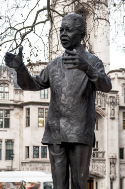Parlamento Meydanı'nda Nelson Mandela heykeli