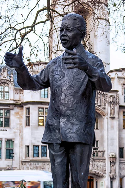 纳尔逊 · 曼德拉在议会广场的雕像 — 图库照片
