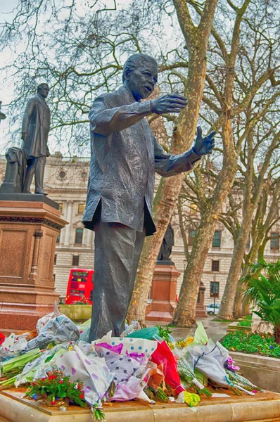 纳尔逊 · 曼德拉在议会广场的雕像 — 图库照片