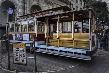 San Francisco: bir sürücü bir teleferik 1 Ocak 2017 üzerinde döner. Powell-Hyde satır bir terminalden Powell ve Pazar sokakları çalışacak. Şehir olan dünya son el ile teleferik Sisteml işletilen