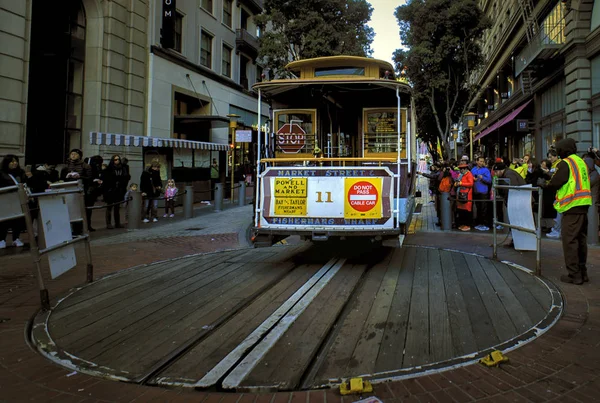 San Francisco: un conductor gira un teleférico el 1 de enero de 2017. La línea Powell-Hyde opera desde una terminal en Powell y Market Streets. La ciudad tiene el último sistema de teleférico operado manualmente del mundo — Foto de Stock