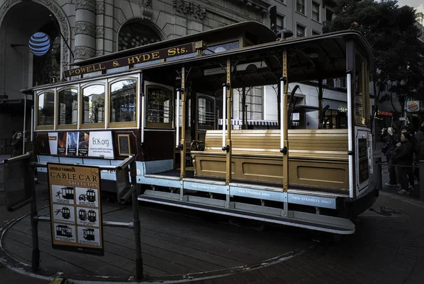 San Francisco: un conductor gira un teleférico el 1 de enero de 2017. La línea Powell-Hyde opera desde una terminal en Powell y Market Streets. La ciudad tiene el último sistema de teleférico operado manualmente del mundo — Foto de Stock
