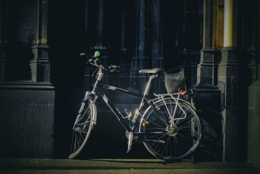 Arka planda eski Bisiklet