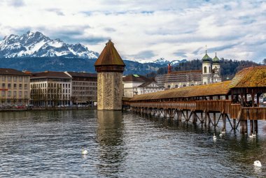 Büyük tahta köprüden Lucerne Batı Avrupa'nın panoramik vew