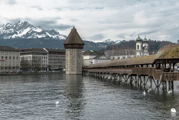 Büyük tahta köprüden Lucerne Batı Avrupa'nın panoramik vew
