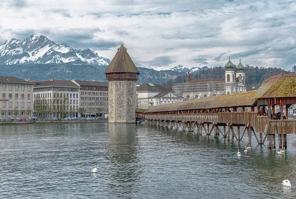 Panoramic vew of the older wooden bridge of Europe in Lucerne Sw — Stock Photo, Image