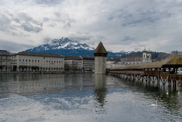 Panoramic vew of the older wooden bridge of Europe in Lucerne Sw — Stock Photo, Image