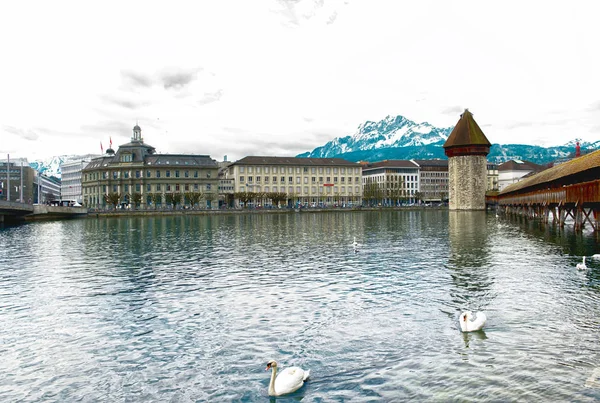 Panoramic vew of the older wooden bridge of Europe in Lucerne Sw — Stock Photo, Image