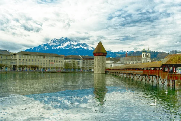 Panoramic vew of the older wooden bridge of Europe in Lucerne Sw — Stock Photo, Image