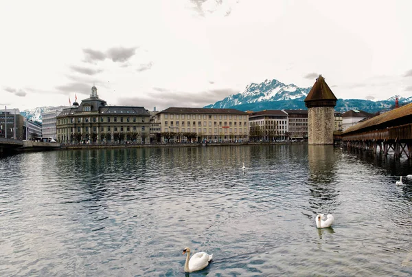 Panoramisch lijstweergave van de oudere houten brug van Europa in Luzern Sw — Stockfoto