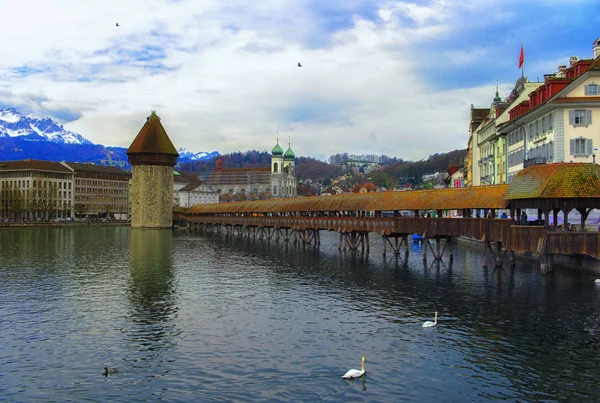 Panoramic vew of the older wooden bridge of Europe in Lucerne Sw — Stock Photo, Image