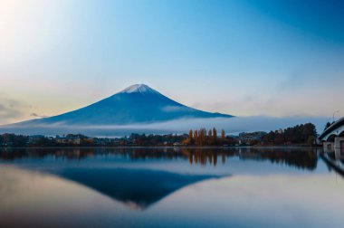 MT fuji erken sabah göl kawaguchiko yansıması ile