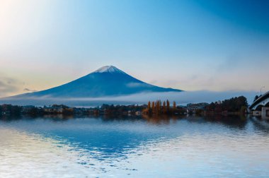 MT fuji erken sabah göl kawaguchiko yansıması ile