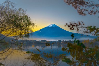 MT fuji erken sabah göl kawaguchiko yansıması ile