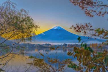 MT fuji erken sabah göl kawaguchiko yansıması ile