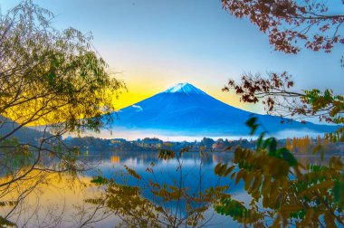 MT fuji erken sabah göl kawaguchiko yansıması ile