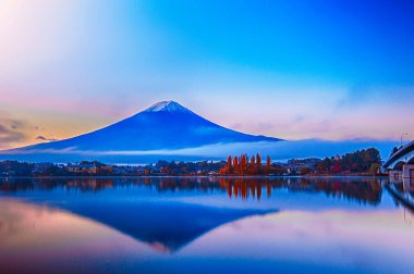 MT fuji erken sabah göl kawaguchiko yansıması ile