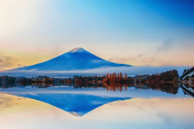 MT fuji erken sabah göl kawaguchiko yansıması ile