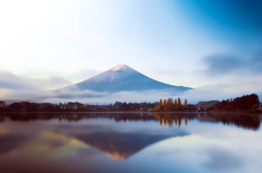 MT fuji erken sabah göl kawaguchiko yansıması ile