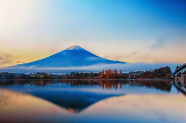 MT fuji erken sabah göl kawaguchiko yansıması ile
