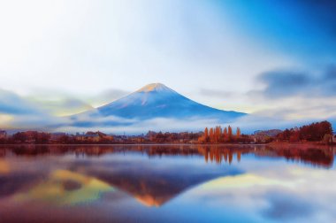 MT fuji erken sabah göl kawaguchiko yansıması ile