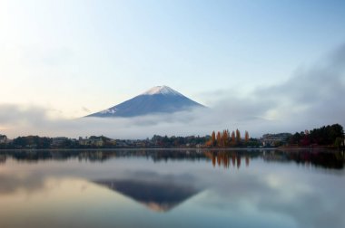 MT fuji erken sabah göl kawaguchiko yansıması ile
