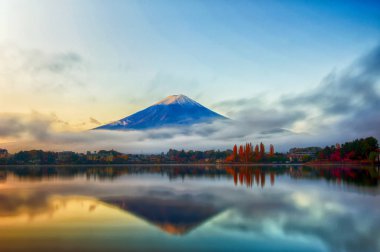 MT fuji erken sabah göl kawaguchiko yansıması ile