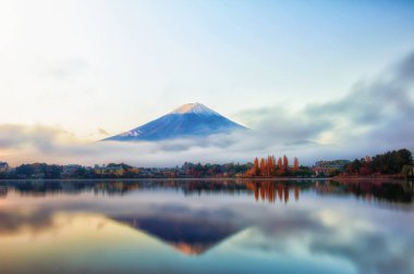 MT fuji erken sabah göl kawaguchiko yansıması ile