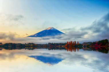 MT fuji erken sabah göl kawaguchiko yansıması ile