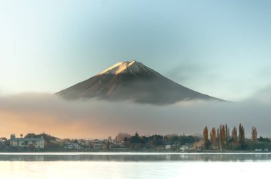 MT fuji erken sabah göl kawaguchiko yansıması ile
