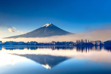 MT fuji erken sabah göl kawaguchiko yansıması ile