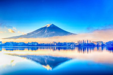 MT fuji erken sabah göl kawaguchiko yansıması ile