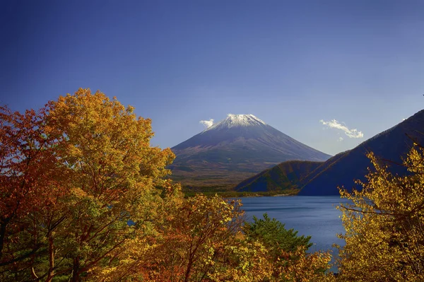 Гора Фудзі в зимовий сезон з Мотосу озеро — стокове фото