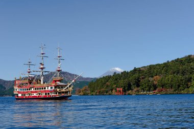 Japonya, hakone, Fuji Dağı'nın yakınındaki göl ASHI kıyısında kırmızı torii kapısı.