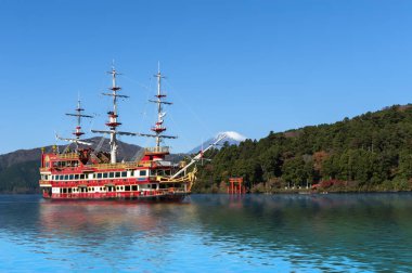 Japonya, hakone, Fuji Dağı'nın yakınındaki göl ASHI kıyısında kırmızı torii kapısı.