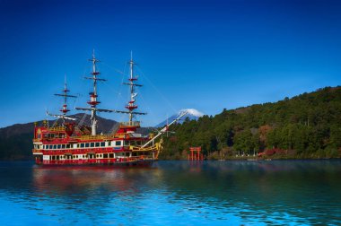 Japonya, hakone, Fuji Dağı'nın yakınındaki göl ASHI kıyısında kırmızı torii kapısı.