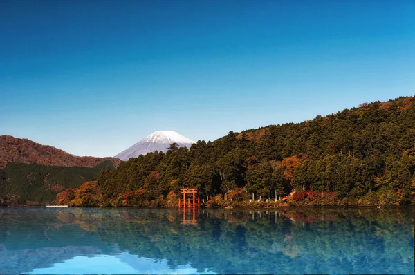 Japonya, hakone, Fuji Dağı'nın yakınındaki göl ASHI kıyısında kırmızı torii kapısı. — Stok fotoğraf