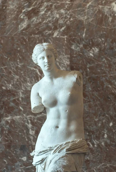 Венера Мілоська у музеї Лувр — стокове фото