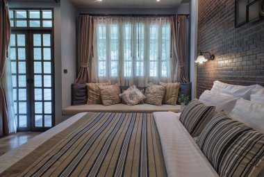 King size yataklı yatak odası.