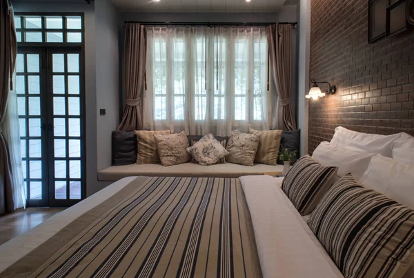 King size yataklı yatak odası.