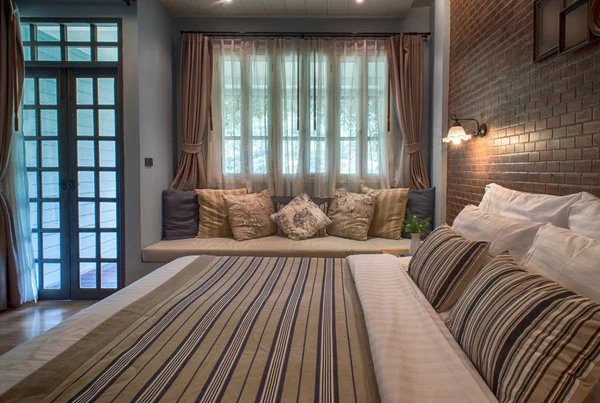 King size yataklı yatak odası.