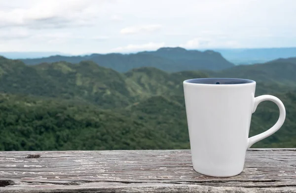 Tasse Kaffee auf abstraktem Naturhintergrund — Stockfoto