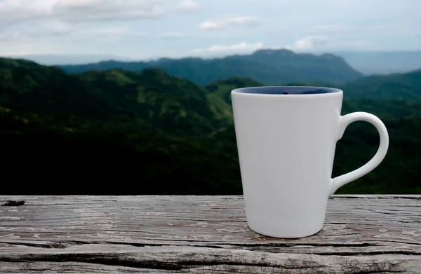 Tasse de café sur fond de nature abstraite — Photo