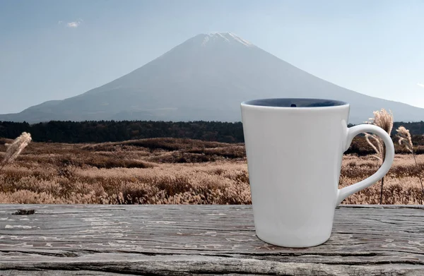 Tasse Kaffee auf abstraktem Naturhintergrund — Stockfoto