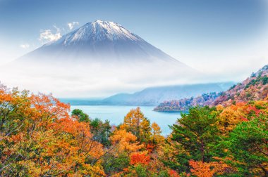 Sonbaharda Fuji Dağı. 