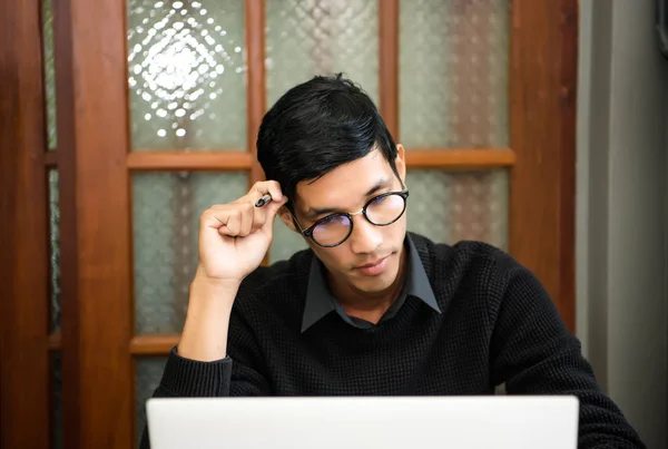 Student studeren en het schrijven van notities in een notitieblok — Stockfoto