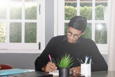 Çalışkan öğrenci kitap ile portresi 